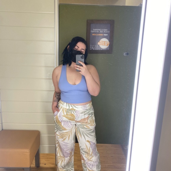 🌈 Meet your posher, Britt 🍊 - Picture 3 of 4